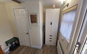 Salisbury Guest House - Free Parking